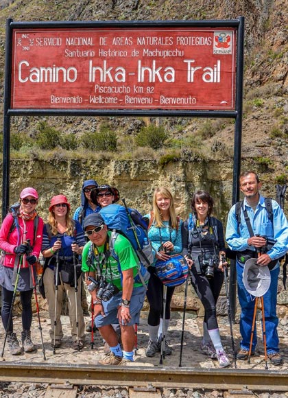 Viajeros en el Camino Inca con Cusco Tours Insight
